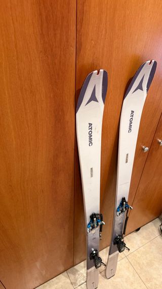 Esquís de travesía Atomic Backland + fijaciones