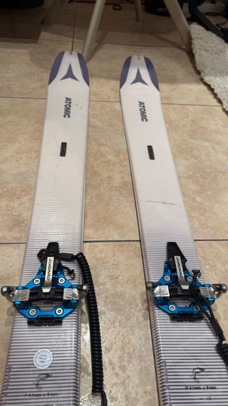 Esquís de travesía Atomic Backland + fijaciones