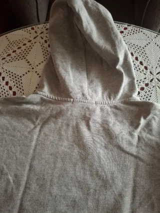 Sudadera gris con capucha T S. Ver medidas