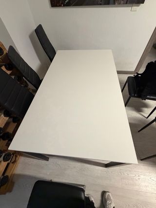 Mesa de comedor blanca y 6 sillas negras