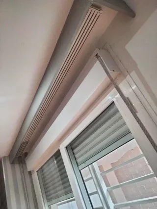 Ventana cristalera con persiana, reja y riel japon