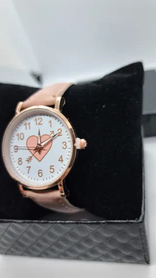 Reloj de pulsera con corazón rosa y dorado