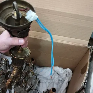 Lámpara de araña antigua con lágrimas de cristal