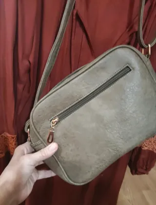 Camisola y bolso verde oliva