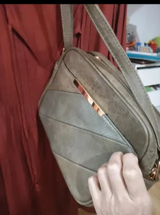 Camisola y bolso verde oliva