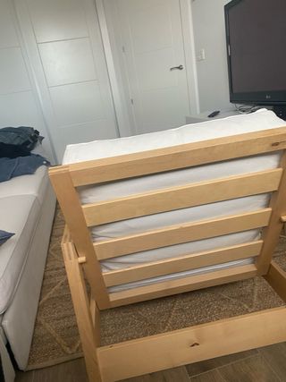 Sillón de madera beige y marrón