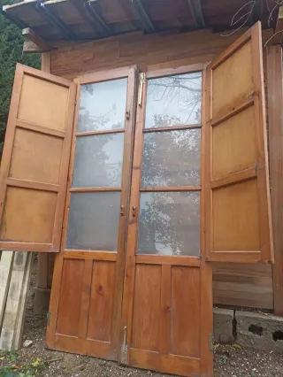 Puerta doble de madera con cristales