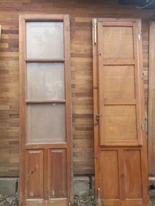 Puerta doble de madera con cristales