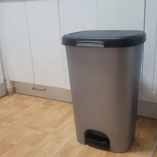 Cubo de basura con pedal gris