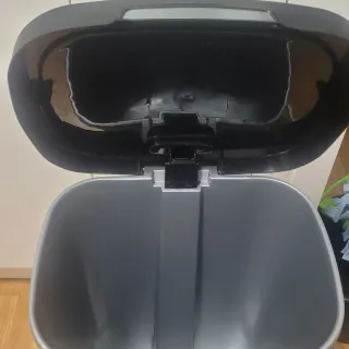 Cubo de basura con pedal gris