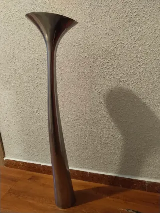 Jarrón de metal plateado