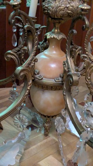 Lámpara de araña de bronce, cerámica y cristal