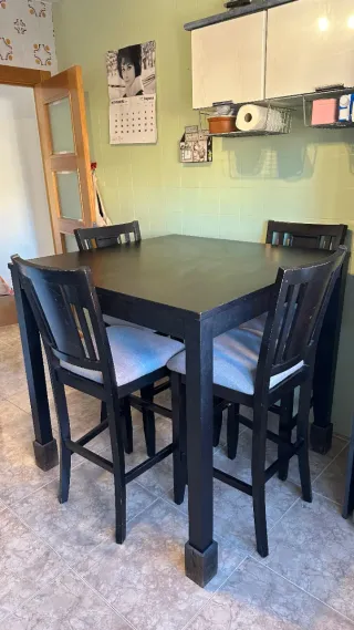 Mesa alta negra con 4 taburetes Ikea