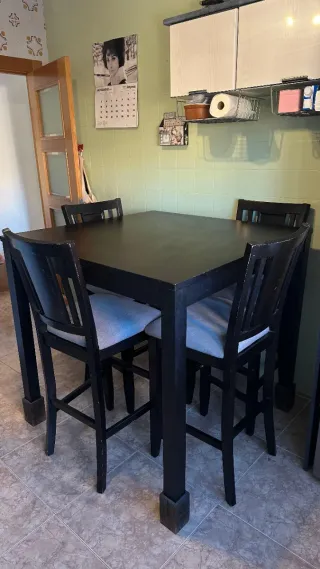 Mesa alta negra con 4 taburetes Ikea