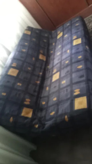 Sofá cama azul y amarillo