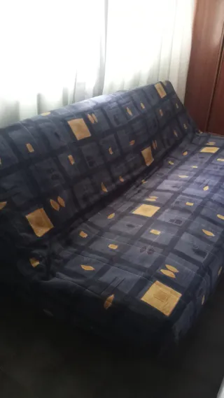 Sofá cama azul y amarillo