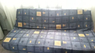 Sofá cama azul y amarillo