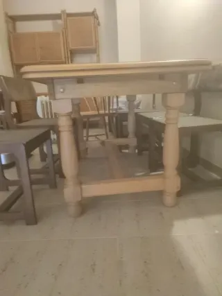 Mesa de comedor de madera
