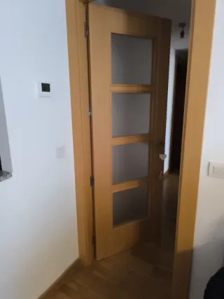 Puerta de madera con 4 cristales