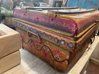 Caja Baúl antiguo hindú de metal policromado