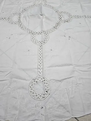 Tovaglia ricamata a mano