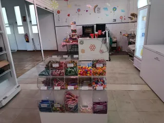Muebles expositor de chuches con metacrilato