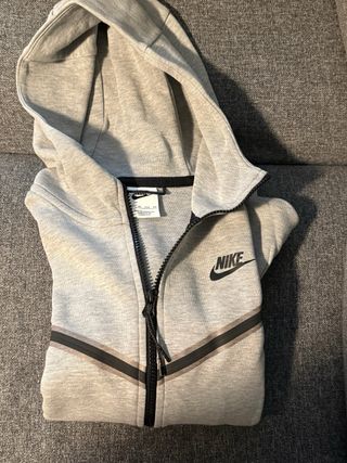 Chaqueta Nike gris con cremallera