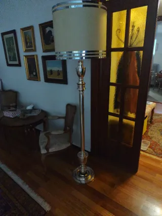 Lámpara de pie antigua dorada y plateada