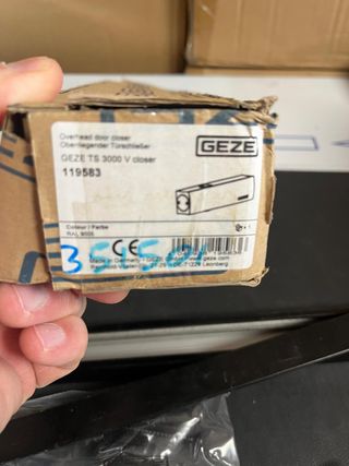 GEZE Cierrapuertas TS 3000 V NEGRO