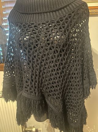 Poncho Negro Tejido con Flecos