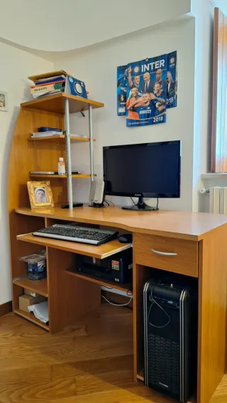 Scrivania angolare con libreria