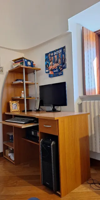 Scrivania angolare con libreria