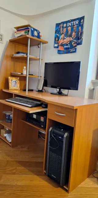 Scrivania angolare con libreria