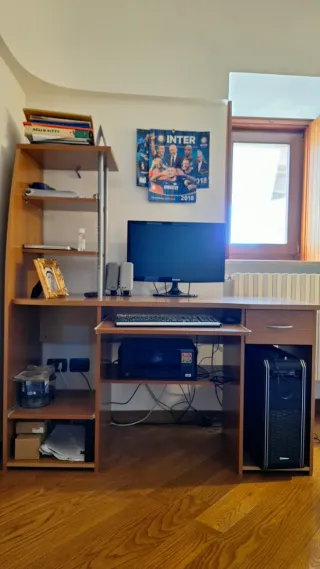 Scrivania angolare con libreria