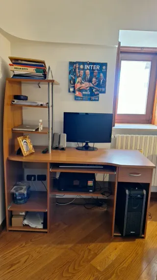 Scrivania angolare con libreria