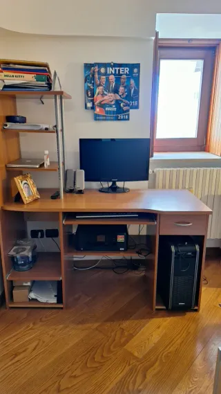 Scrivania angolare con libreria