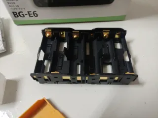 CAJA CANON EMPUÑADURA VERTICAL BG-E6 CON ADAPTADOR