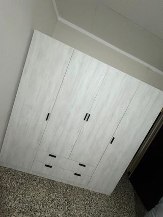 Armario de madera gris y blanco