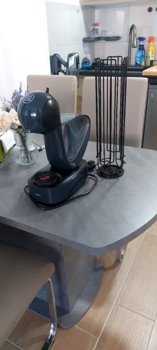 Cafetera Dolce Gusto y Soporte