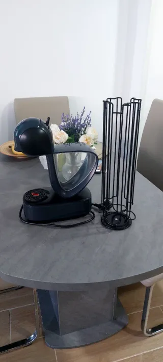 Cafetera Dolce Gusto y Soporte