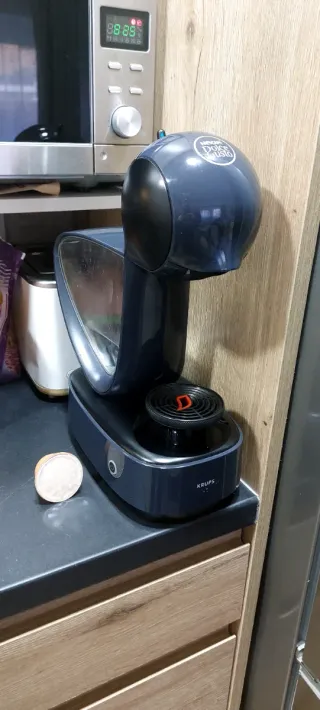 Cafetera Dolce Gusto y Soporte