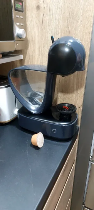 Cafetera Dolce Gusto y Soporte