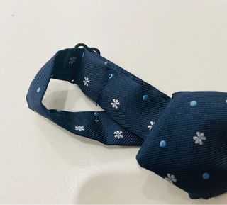 Pajarita infantil azul con flores