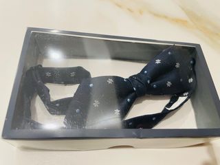 Pajarita infantil azul con flores