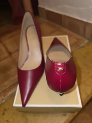 Michael Kors Piel Burdeos Tacón Dorado