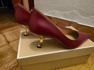 Michael Kors Piel Burdeos Tacón Dorado