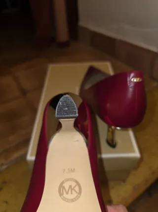 Michael Kors Piel Burdeos Tacón Dorado