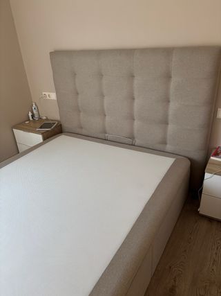 Canapé y cabecero de tela beige