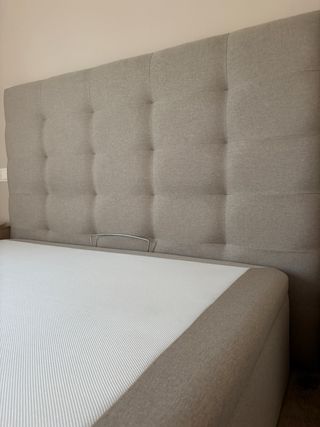 Canapé y cabecero de tela beige