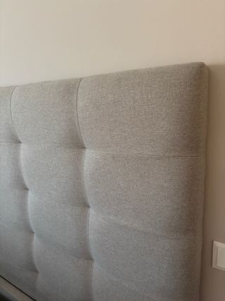 Canapé y cabecero de tela beige